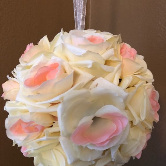 Peach/cream colored flower balls - Picture 2 of 2